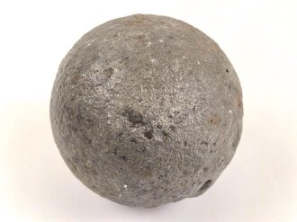 Kanonenkugel aus Eisen, Durchmesser etwa 8,5cm. Alter und Herkunft unbekannt. Wiegt etwa 2,6 kg