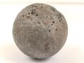 Kanonenkugel aus Eisen, Durchmesser etwa 8,5cm. Alter und Herkunft unbekannt. Wiegt etwa 2,6 kg