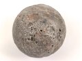 Kanonenkugel aus Eisen, Durchmesser etwa 8,5cm. Alter und Herkunft unbekannt. Wiegt etwa 2,6 kg