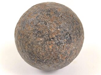 Kanonenkugel aus Eisen, Durchmesser etwa 11cm. Alter und Herkunft unbekannt. Wiegt etwa 5,3 kg