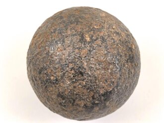 Kanonenkugel aus Eisen, Durchmesser etwa 11cm. Alter und Herkunft unbekannt. Wiegt etwa 5,3 kg