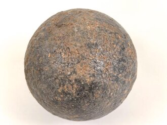 Kanonenkugel aus Eisen, Durchmesser etwa 11cm. Alter und Herkunft unbekannt. Wiegt etwa 5,3 kg