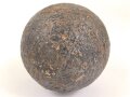Kanonenkugel aus Eisen, Durchmesser etwa 11cm. Alter und Herkunft unbekannt. Wiegt etwa 5,3 kg