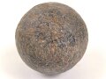 Kanonenkugel aus Eisen, Durchmesser etwa 11cm. Alter und Herkunft unbekannt. Wiegt etwa 5,3 kg