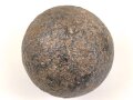 Kanonenkugel aus Eisen, Durchmesser etwa 11cm. Alter und Herkunft unbekannt. Wiegt etwa 5,3 kg
