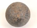 Kanonenkugel aus Eisen, Durchmesser etwa 11cm. Alter und Herkunft unbekannt. Wiegt etwa 5,3 kg