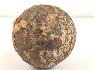 Kanonenkugel aus Eisen, Durchmesser etwa 13,5cm. Alter und Herkunft unbekannt. Wiegt etwa 9,3 kg