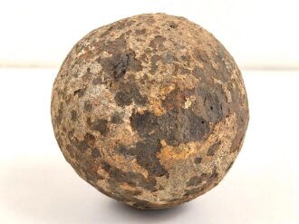 Kanonenkugel aus Eisen, Durchmesser etwa 13,5cm. Alter und Herkunft unbekannt. Wiegt etwa 9,3 kg