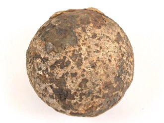 Kanonenkugel aus Eisen, Durchmesser etwa 13,5cm. Alter und Herkunft unbekannt. Wiegt etwa 9,3 kg
