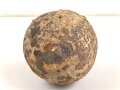 Kanonenkugel aus Eisen, Durchmesser etwa 13,5cm. Alter und Herkunft unbekannt. Wiegt etwa 9,3 kg