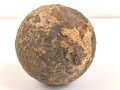 Kanonenkugel aus Eisen, Durchmesser etwa 13,5cm. Alter und Herkunft unbekannt. Wiegt etwa 9,3 kg