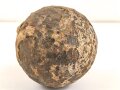 Kanonenkugel aus Eisen, Durchmesser etwa 13,5cm. Alter und Herkunft unbekannt. Wiegt etwa 9,3 kg