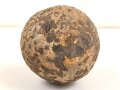 Kanonenkugel aus Eisen, Durchmesser etwa 13,5cm. Alter und Herkunft unbekannt. Wiegt etwa 9,3 kg