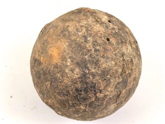 Kanonenkugel aus Eisen, Durchmesser etwa 11cm. Alter und Herkunft unbekannt. Wiegt etwa 5,3 kg