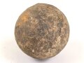 Kanonenkugel aus Eisen, Durchmesser etwa 11cm. Alter und Herkunft unbekannt. Wiegt etwa 5,3 kg