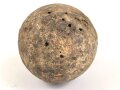 Kanonenkugel aus Eisen, Durchmesser etwa 11cm. Alter und Herkunft unbekannt. Wiegt etwa 5,3 kg