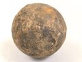 Kanonenkugel aus Eisen, Durchmesser etwa 11cm. Alter und Herkunft unbekannt. Wiegt etwa 5,3 kg