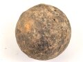Kanonenkugel aus Eisen, Durchmesser etwa 11cm. Alter und Herkunft unbekannt. Wiegt etwa 5,3 kg