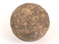 Kanonenkugel aus Eisen, Durchmesser etwa 11cm. Alter und Herkunft unbekannt. Wiegt etwa 5,3 kg