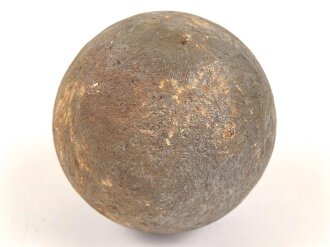 Kanonenkugel aus Eisen, Durchmesser etwa 10cm. Alter und Herkunft unbekannt. Wiegt etwa 3,9 kg