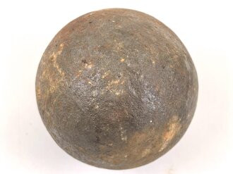 Kanonenkugel aus Eisen, Durchmesser etwa 10cm. Alter und Herkunft unbekannt. Wiegt etwa 3,9 kg