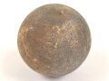 Kanonenkugel aus Eisen, Durchmesser etwa 10cm. Alter und Herkunft unbekannt. Wiegt etwa 3,9 kg
