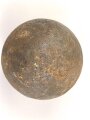 Kanonenkugel aus Eisen, Durchmesser etwa 10cm. Alter und Herkunft unbekannt. Wiegt etwa 3,9 kg