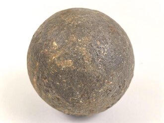 Kanonenkugel aus Eisen, Durchmesser etwa 10cm. Alter und Herkunft unbekannt. Wiegt etwa 4,2 kg