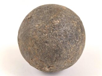 Kanonenkugel aus Eisen, Durchmesser etwa 10cm. Alter und Herkunft unbekannt. Wiegt etwa 4,2 kg