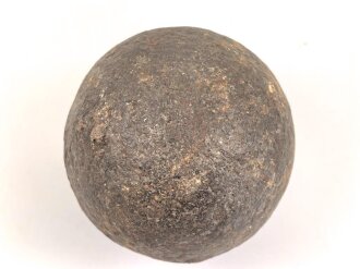 Kanonenkugel aus Eisen, Durchmesser etwa 10cm. Alter und Herkunft unbekannt. Wiegt etwa 4,2 kg