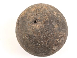 Kanonenkugel aus Eisen, Durchmesser etwa 10cm. Alter und Herkunft unbekannt. Wiegt etwa 4,2 kg