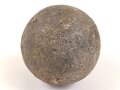 Kanonenkugel aus Eisen, Durchmesser etwa 10cm. Alter und Herkunft unbekannt. Wiegt etwa 4,2 kg