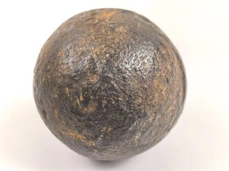 Kanonenkugel aus Eisen, Durchmesser  knapp 8cm. Alter und Herkunft unbekannt. Wiegt etwa 1,8 kg