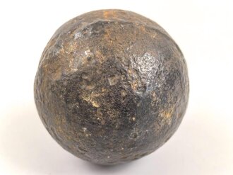 Kanonenkugel aus Eisen, Durchmesser  knapp 8cm. Alter und Herkunft unbekannt. Wiegt etwa 1,8 kg