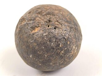 Kanonenkugel aus Eisen, Durchmesser etwa 5cm. Alter und Herkunft unbekannt. Wiegt etwa 0,5kg