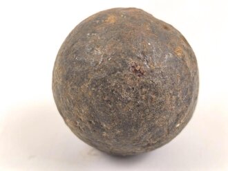 Kanonenkugel aus Eisen, Durchmesser etwa 5cm. Alter und Herkunft unbekannt. Wiegt etwa 0,5kg