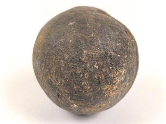 Kanonenkugel aus Eisen, Durchmesser etwa 5cm. Alter und Herkunft unbekannt. Wiegt etwa 0,5kg