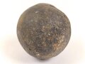 Kanonenkugel aus Eisen, Durchmesser etwa 5cm. Alter und Herkunft unbekannt. Wiegt etwa 0,5kg