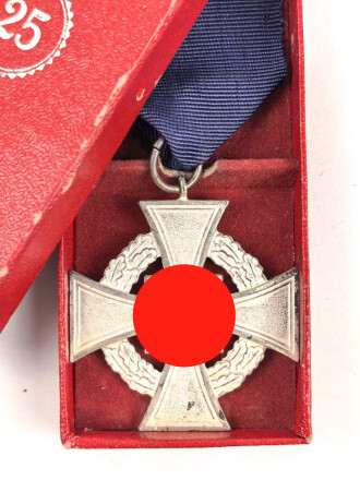 Treudienst Ehrenzeichen für 25 Jahre. Guter Zustand, am Band mit Tragenadel. Im Etui von Gold- u. Silber-Scheideanstalt Oberstein Franz Reischauer 