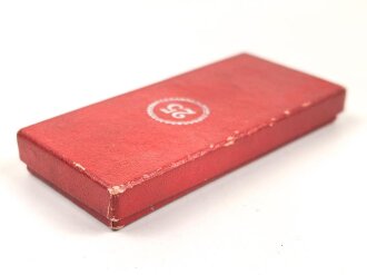 Treudienst Ehrenzeichen für 25 Jahre. Guter Zustand, am Band mit Tragenadel. Im Etui von Gold- u. Silber-Scheideanstalt Oberstein Franz Reischauer 