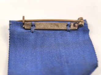 Treudienst Ehrenzeichen für 25 Jahre. Guter Zustand, am Band mit Tragenadel. Im Etui ohne Hersteller