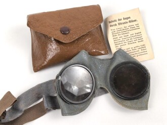 Allgemeine Schutzbrille Wehrmacht in Hülle aus Ersatzmaterial. Umbral Gläser ( getönt) , mit beiliegendem Hinweiszettel, dieser mit Druckvermerk von 1942