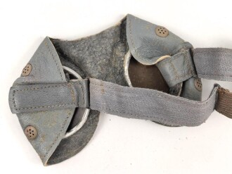 Allgemeine Schutzbrille Wehrmacht in Hülle aus Ersatzmaterial. Umbral Gläser ( getönt) , mit beiliegendem Hinweiszettel, dieser mit Druckvermerk von 1942