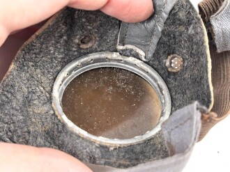 Allgemeine Schutzbrille Wehrmacht in Hülle aus Ersatzmaterial. Umbral Gläser ( getönt) , mit beiliegendem Hinweiszettel, dieser mit Druckvermerk von 1942