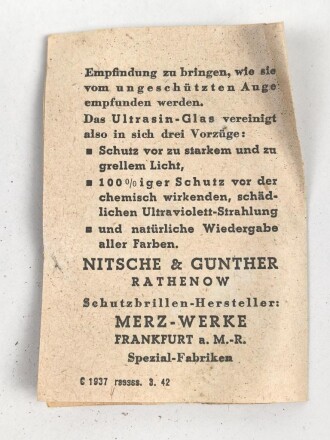 Allgemeine Schutzbrille Wehrmacht in Hülle aus Ersatzmaterial. Umbral Gläser ( getönt) , mit beiliegendem Hinweiszettel, dieser mit Druckvermerk von 1942