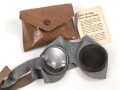 Allgemeine Schutzbrille Wehrmacht in Hülle aus Ersatzmaterial. Umbral Gläser ( getönt) , mit beiliegendem Hinweiszettel, dieser mit Druckvermerk von 1942