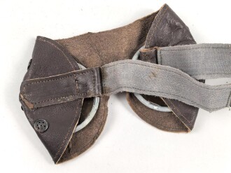Allgemeine Schutzbrille Wehrmacht in Hülle aus Ersatzmaterial. Umbral Gläser ( getönt) , mit beiliegendem Hinweiszettel, dieser mit Druckvermerk von 1942