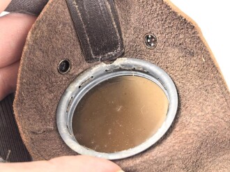 Allgemeine Schutzbrille Wehrmacht in Hülle aus Ersatzmaterial. Umbral Gläser ( getönt) , mit beiliegendem Hinweiszettel, dieser mit Druckvermerk von 1942