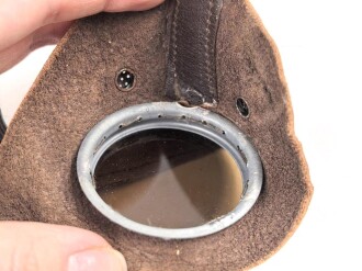Allgemeine Schutzbrille Wehrmacht in Hülle aus Ersatzmaterial. Umbral Gläser ( getönt) , mit beiliegendem Hinweiszettel, dieser mit Druckvermerk von 1942