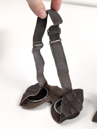 Allgemeine Schutzbrille Wehrmacht in Hülle aus Ersatzmaterial. Umbral Gläser ( getönt) , mit beiliegendem Hinweiszettel, dieser mit Druckvermerk von 1942